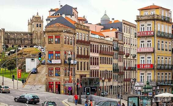 רחוב היסטורי בפורטו. התוכניות מתקדמות גם במבנים לשימור  // צילום: לאקובריגו, ויקיפדיה